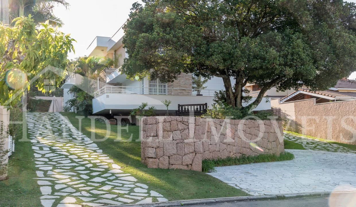 Linda Casa em Condomínio Fechado-1