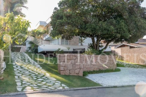 Linda Casa em Condomínio Fechado-1