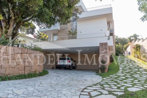 Linda Casa em Condomínio Fechado-2