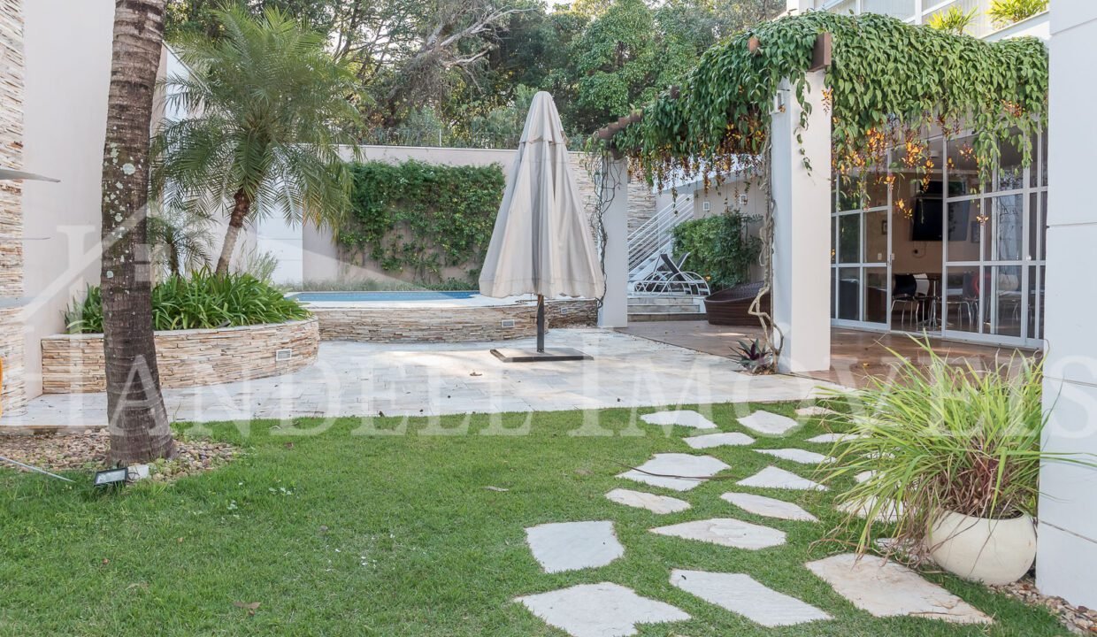 Linda Casa em Condomínio Fechado-4