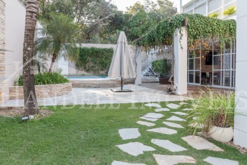 Linda Casa em Condomínio Fechado-4