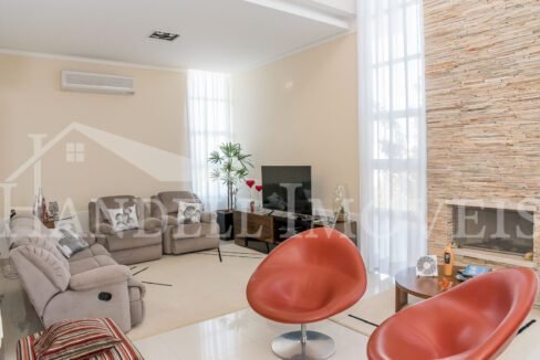 Linda Casa em Condomínio Fechado-8