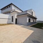 Fachada de casa recém-construída com design moderno no Jardim Itália, Itupeva.