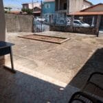 Casa térrea com 3 dormitórios, cozinha com armários embutidos, e quintal grande à venda no centro de Itupeva, SP.