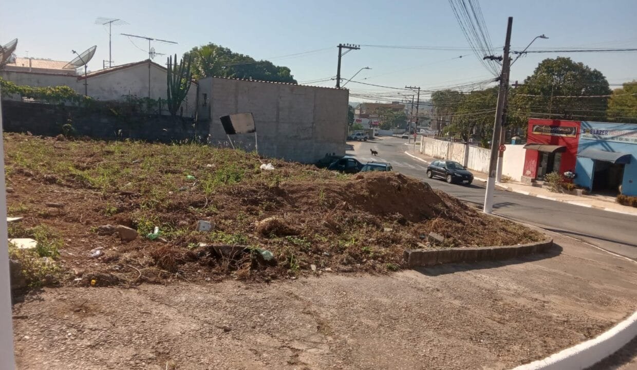 Terreno comercial de esquina à venda no centro de Itupeva