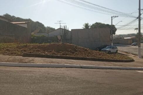 Terreno comercial de esquina à venda no centro de Itupeva (2)
